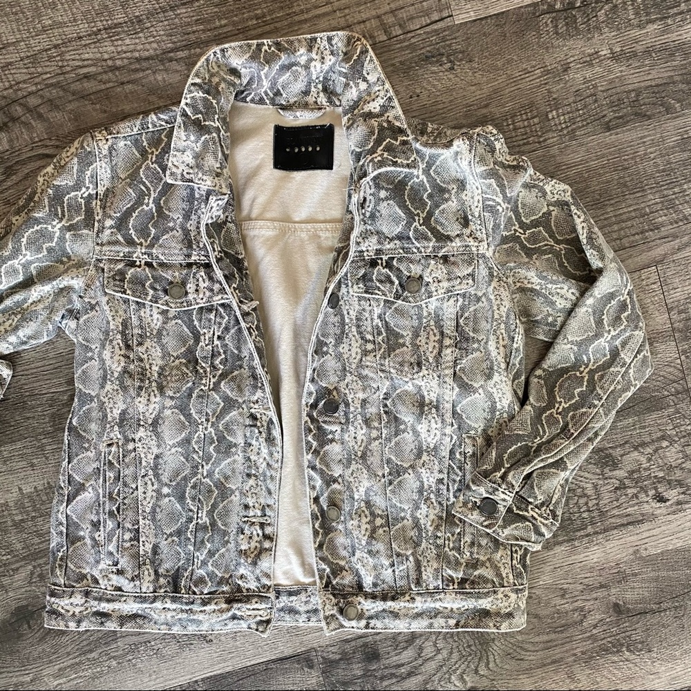 BLANKNYC | Snake print denim jacket - Picture 7 of 7